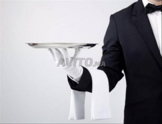 Serveur café au restaurant disponible