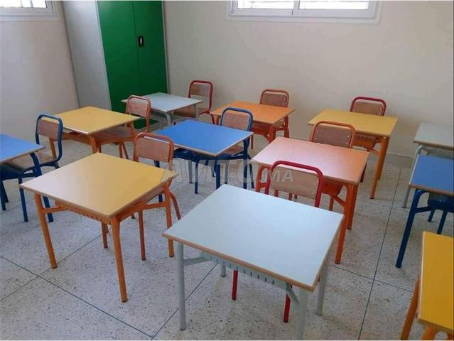 Chaise avec table individuelle de solaire