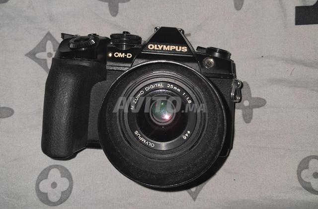 Olympus OM-D E-M1 Mark III مع عدسة 1.8