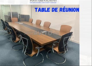 Grande table de réunion en bois – Peu utilisée