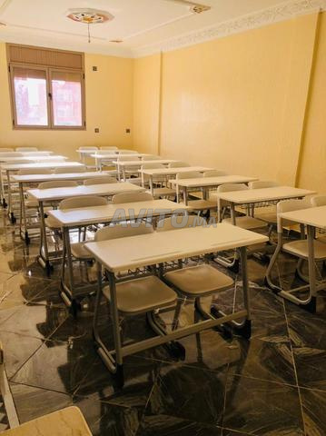 منصة مزدوجة تتسع لمقعدين للطلاب في عرض خاص