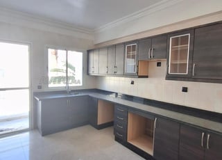 Grand appartement vide à bd far