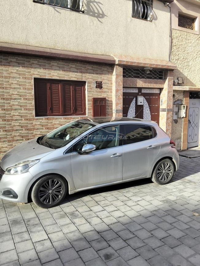 Peugeot 208 2018 white édition 