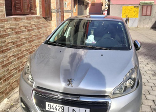 Peugeot 208 2018 white édition