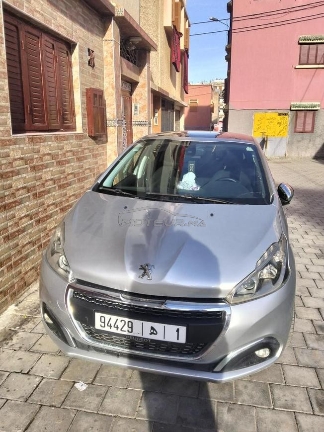 Peugeot 208 2018 white édition 
