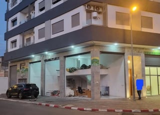 محل ذو واجهتين في عين السبع مرئي جدا