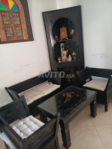 تصفية صالون مع طاولة من الخشب الصلب