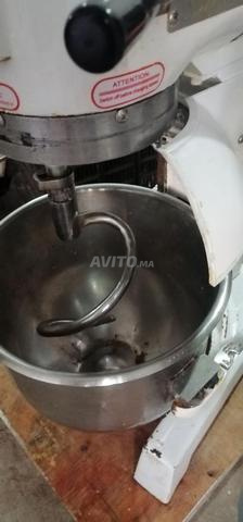 عجانة في حالة ممتازة جداً 3 سرعات 15 لتر Batteur