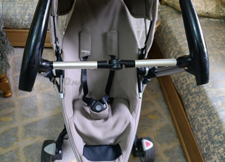 عربة أطفال في حالة جيدة