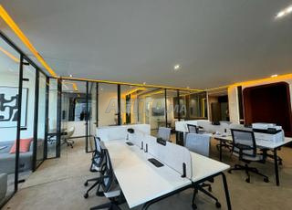 مكتب متميز مجهز بالكامل للإيجار