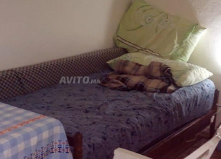 سرير مع فراش لشخص واحد