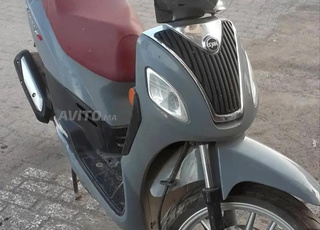 Scooter Sym N9iya avec casque