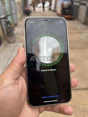 iPhone Xr رسمي راكب في ظهر ديال iPhone 15 Pro