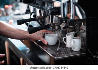 نادل ذو خبرة في مقهى