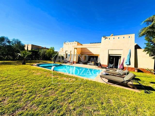 فيلا من طابق واحد على أرض مساحتها 1000 متر مربع مع مسبح