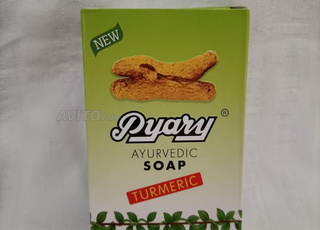 Le savon au curcuma est l'un des éléments de nettoyage les plus importants