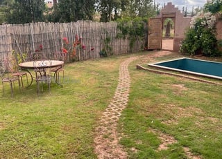 Petite maison avec piscine et jardin