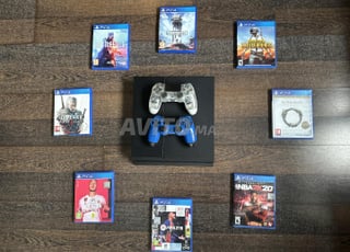 PS4 première main avec 2 manettes et 9 jeux