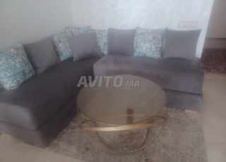 Salon d'angle avec sa table