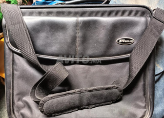 Sacoche/porte-documents avec bandoulière réglable.