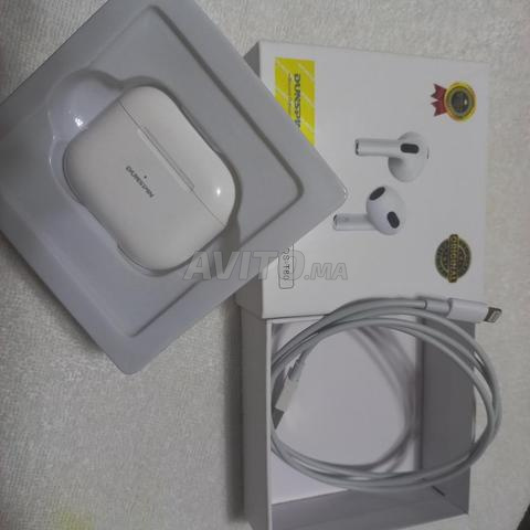 Écouteurs de haute qualité, neufs, livrés avec leur chargeur et leur boîte.