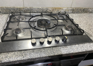 PLAQUE CUISSON 5 FEUX & HOTTE BOSCH