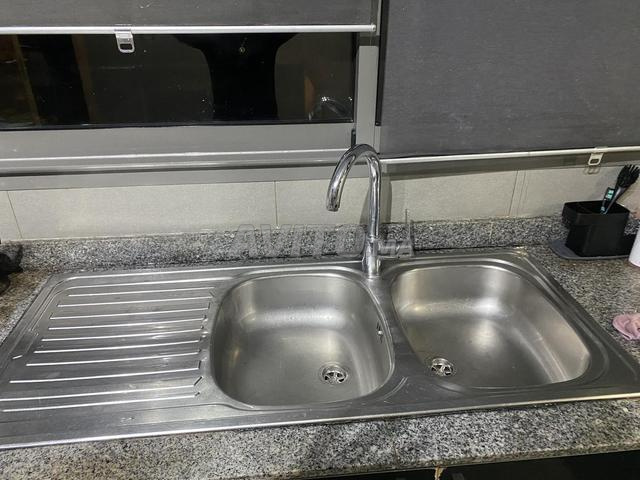 حوض من حوضين وصنبور ذو جودة وحالة جيدة جدا