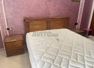 Ensemble de lit avec tables de chevet et commode