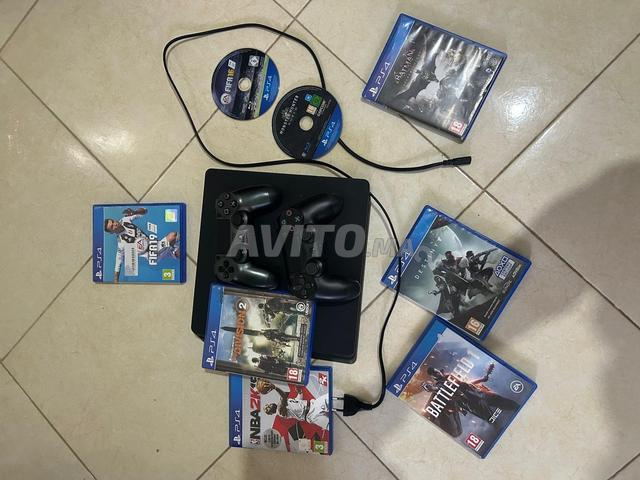بلايستيشن 4 سليم للبيع، مع وحدتي تحكم و 8 سيديات