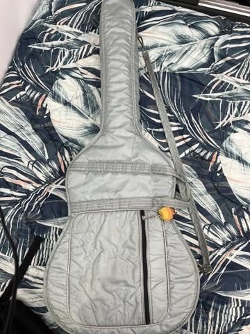 غيتار كلاسيكي مع حقيبته (صنع في إيطاليا)