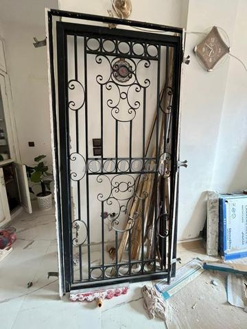 بابان بسعر واحد: واحد حديد وواحد خشب