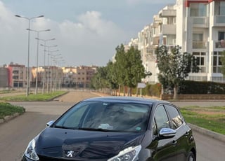 Peugeot 208 white édition