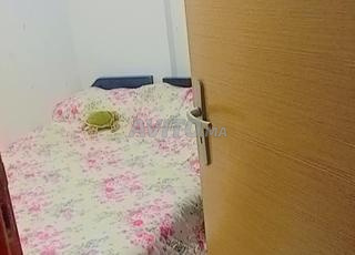 غرفة مفروشة مع مطبخ مجهز