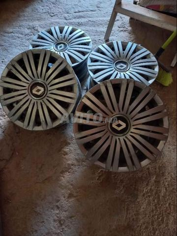 Jantes numéro 13, pas en 'baguette' et pas en aluminium