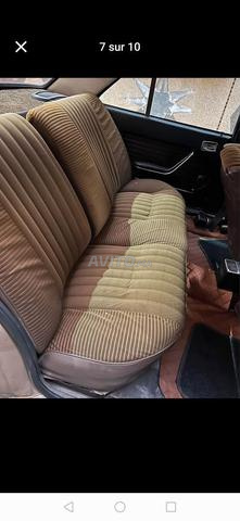 Voiture de type Peugeot 504, belle et propre