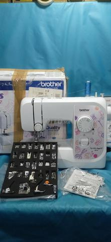 ماكينة خياطة مع 32 ملحقًا