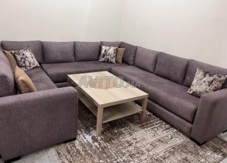 Salon U avec tapis et table basse IKEA