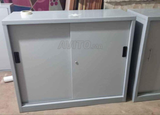 Armoire métallique avec porte coulissante