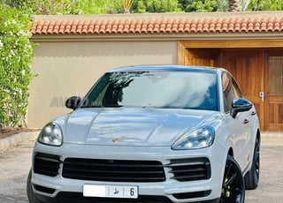 une Porche Cayenne coupé hybrid