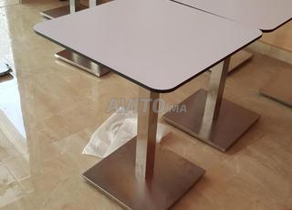 طاولة للمقهى والمطعم