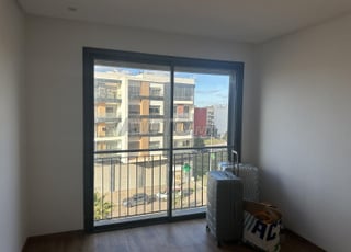 Fenêtre avec simple vitrage et cadre aluminium