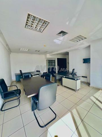 مكتب للإيجار بمساحة 50 متر مربع في وسط المدينة - 2