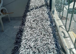 Lit avec matelas, table de chevet. Tapis offert