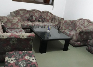 كرسي بذراعين وطاولة