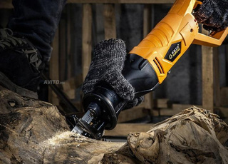 Scie électrique portative puissante conçue pour couper divers matériaux.