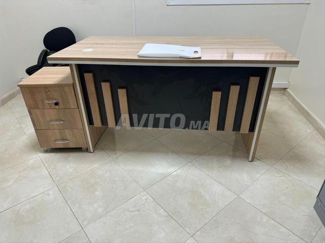 مكتب بسيط وعملي – Bureau simple et pratique