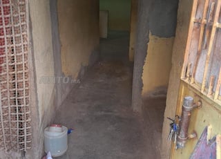 Maison spacieuse avec deux chambres, toilettes et salon