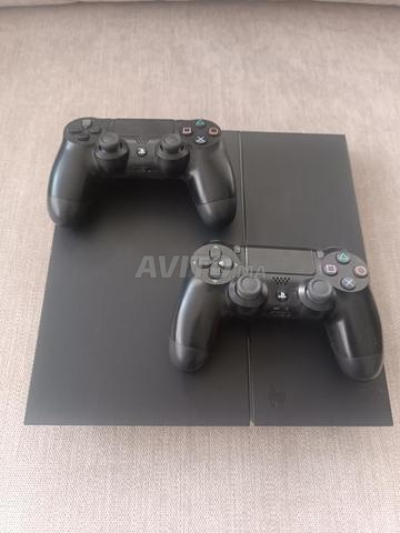 بلاي ستيشن 4 مع 2 وحدات تحكم