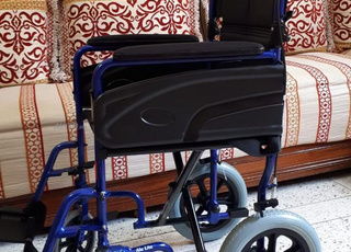 Chaise roulante en aluminium pliable