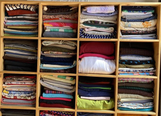 Étagère avec tiroirs et roues